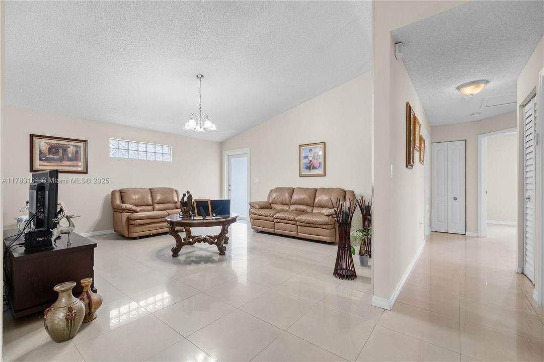 Недавно продано: $698,000 (4 спален, 2 ванн, 1728 Квадратных фут)