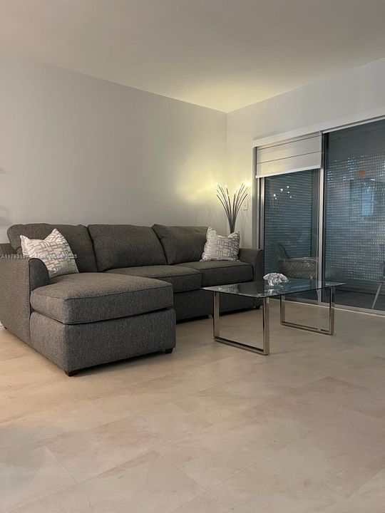 合同活跃: $3,000 (1 贝兹, 1 浴室, 850 平方英尺)