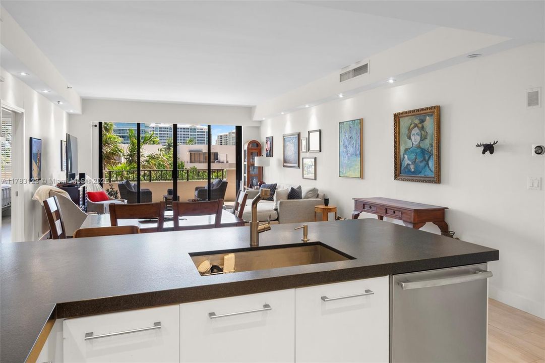 最近售出: $1,200,000 (3 贝兹, 2 浴室, 1541 平方英尺)