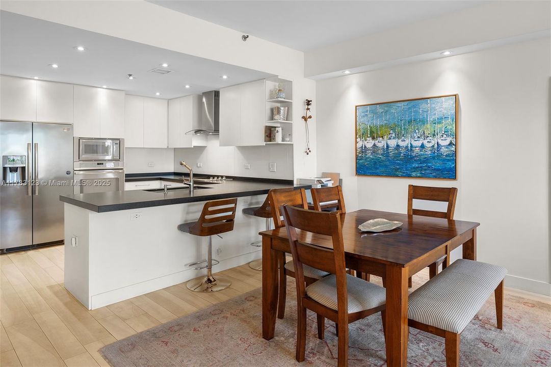 最近售出: $1,200,000 (3 贝兹, 2 浴室, 1541 平方英尺)