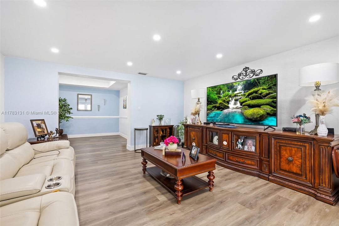 Vendido Recientemente: $1,400,000 (4 camas, 4 baños, 2656 Pies cuadrados)