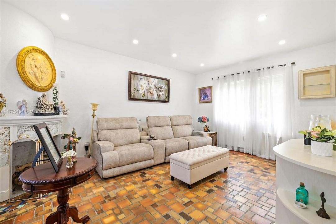 Vendido Recientemente: $1,400,000 (4 camas, 4 baños, 2656 Pies cuadrados)