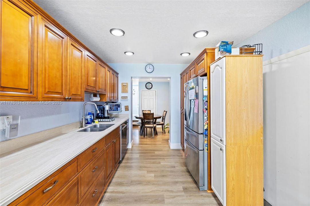 Vendido Recientemente: $1,400,000 (4 camas, 4 baños, 2656 Pies cuadrados)