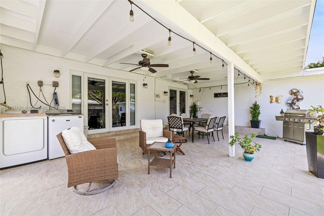 Vendido Recientemente: $1,400,000 (4 camas, 4 baños, 2656 Pies cuadrados)