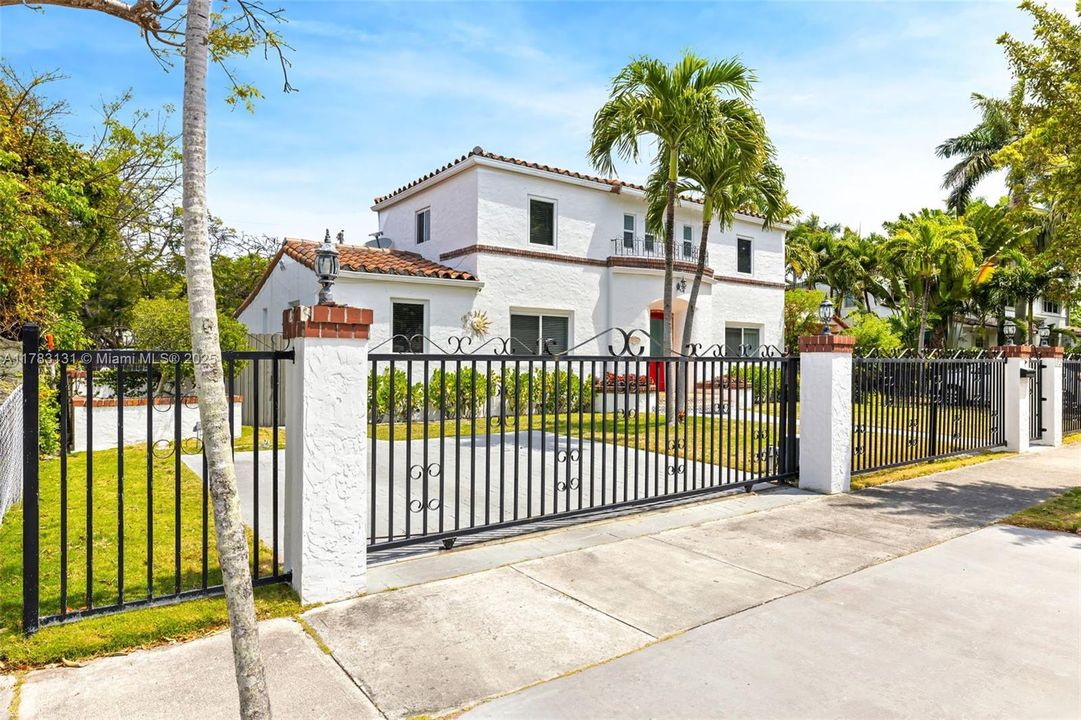 Vendido Recientemente: $1,400,000 (4 camas, 4 baños, 2656 Pies cuadrados)