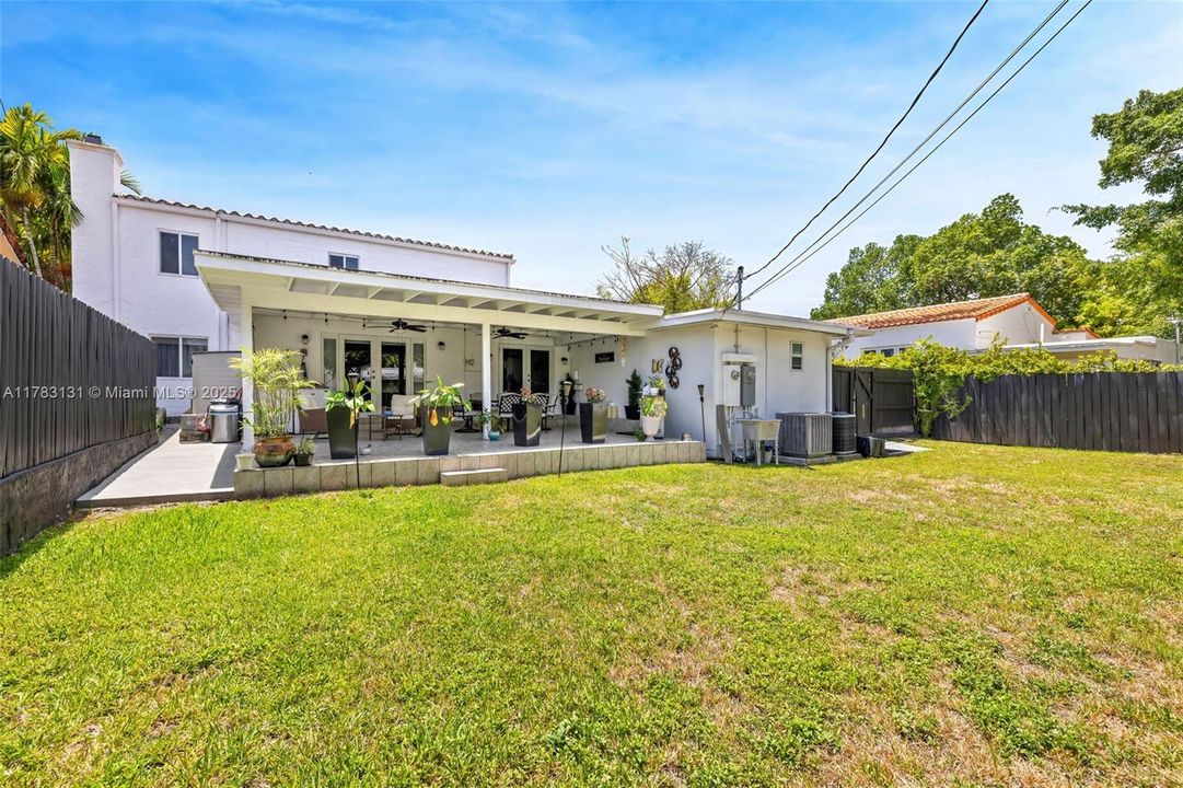 Vendido Recientemente: $1,400,000 (4 camas, 4 baños, 2656 Pies cuadrados)