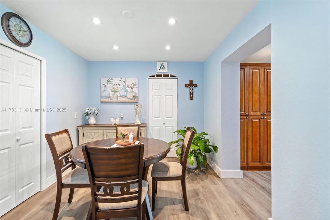 Vendido Recientemente: $1,400,000 (4 camas, 4 baños, 2656 Pies cuadrados)