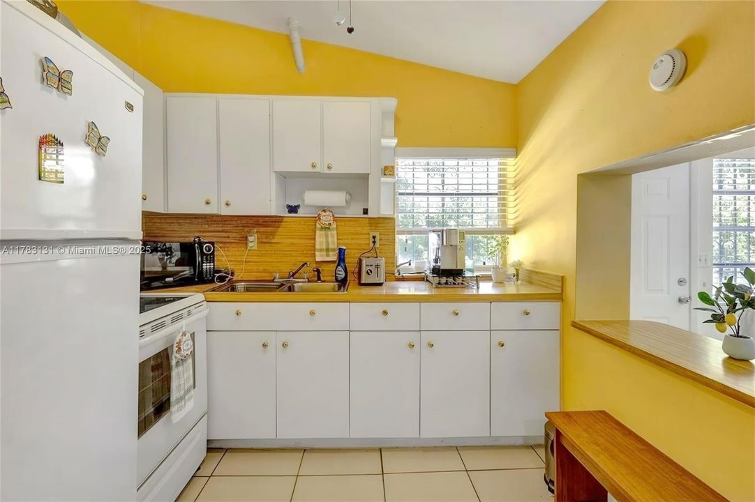 Vendido Recientemente: $1,400,000 (4 camas, 4 baños, 2656 Pies cuadrados)