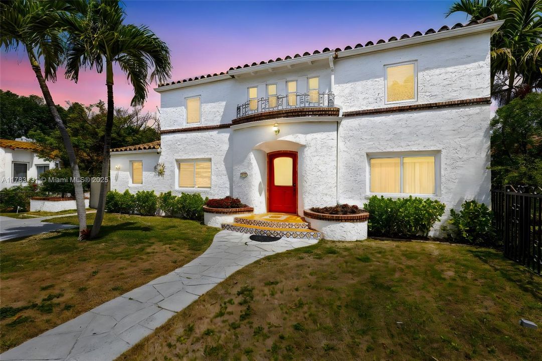 Vendido Recientemente: $1,400,000 (4 camas, 4 baños, 2656 Pies cuadrados)