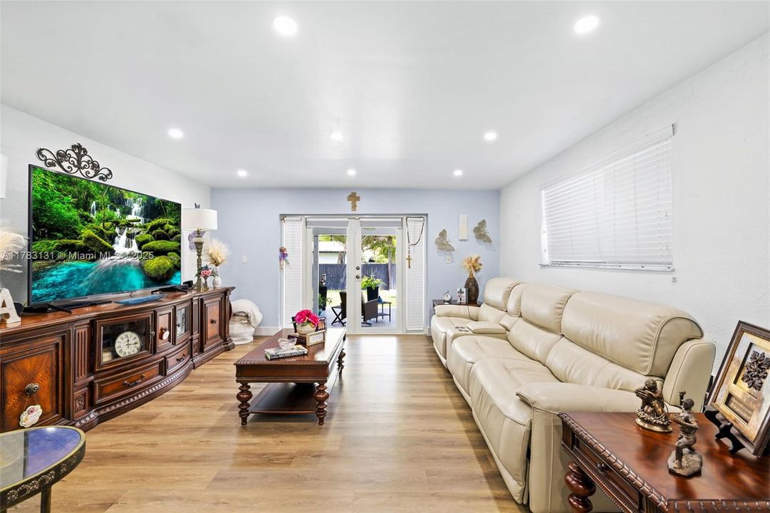 Vendido Recientemente: $1,400,000 (4 camas, 4 baños, 2656 Pies cuadrados)