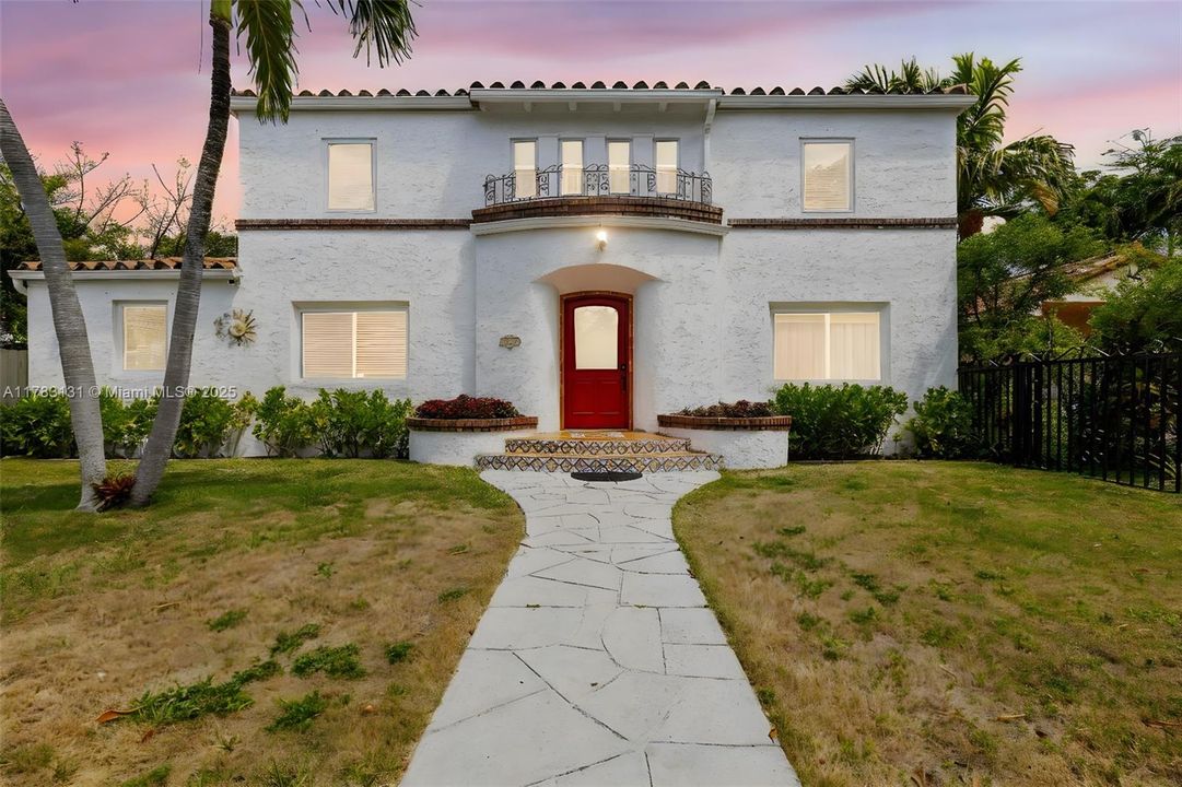 Vendido Recientemente: $1,400,000 (4 camas, 4 baños, 2656 Pies cuadrados)