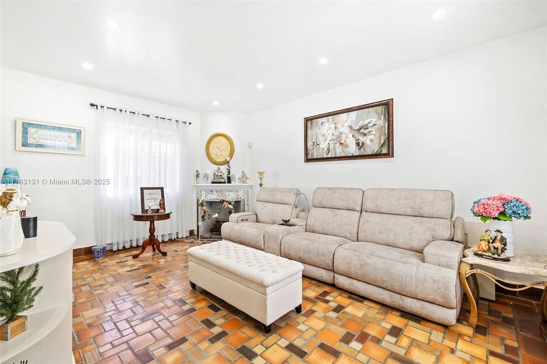Vendido Recientemente: $1,400,000 (4 camas, 4 baños, 2656 Pies cuadrados)