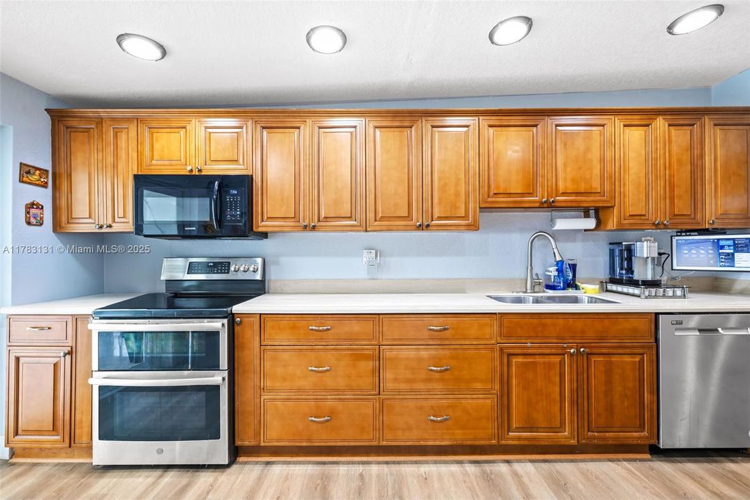 Vendido Recientemente: $1,400,000 (4 camas, 4 baños, 2656 Pies cuadrados)