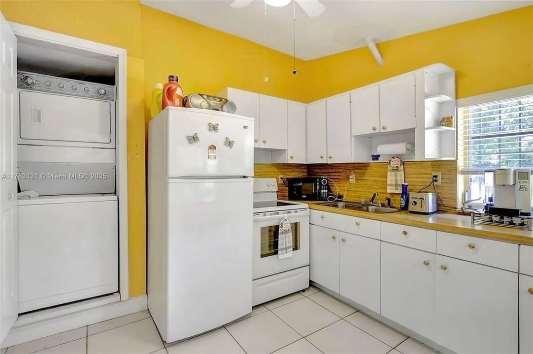 Vendido Recientemente: $1,400,000 (4 camas, 4 baños, 2656 Pies cuadrados)