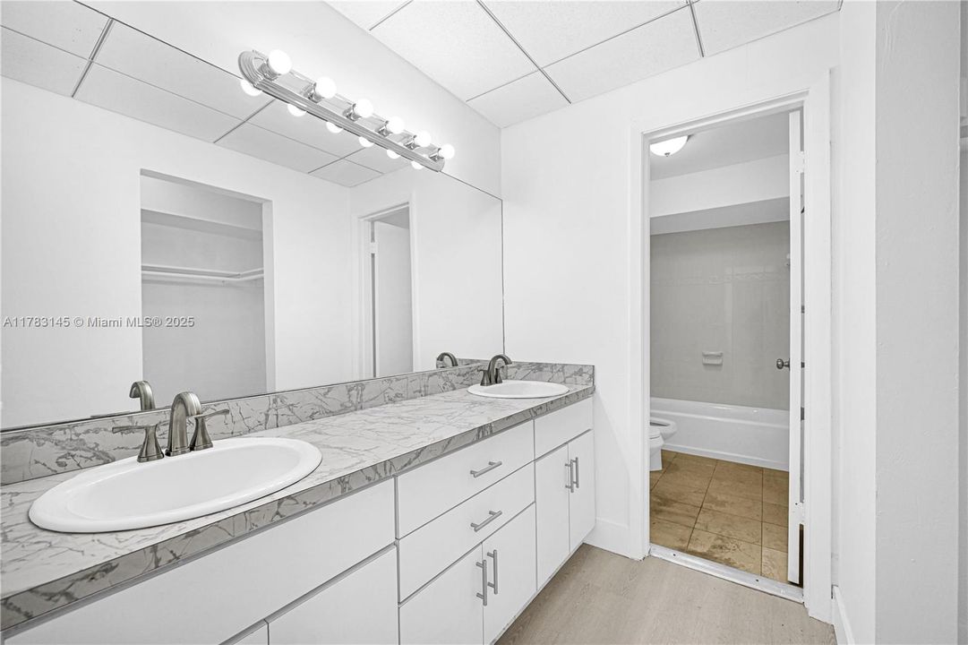 Недавно продано: $434,999 (2 спален, 3 ванн, 1408 Квадратных фут)