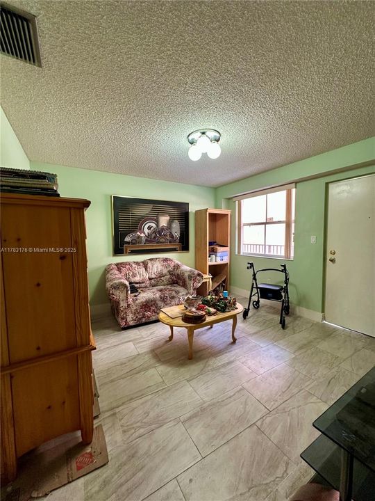 Vendido Recientemente: $230,000 (2 camas, 2 baños, 760 Pies cuadrados)