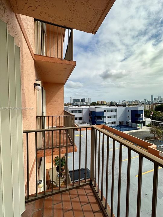 Vendido Recientemente: $230,000 (2 camas, 2 baños, 760 Pies cuadrados)