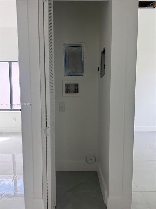 Под контрактом: $525,000 (4 спален, 2 ванн, 0 Квадратных фут)