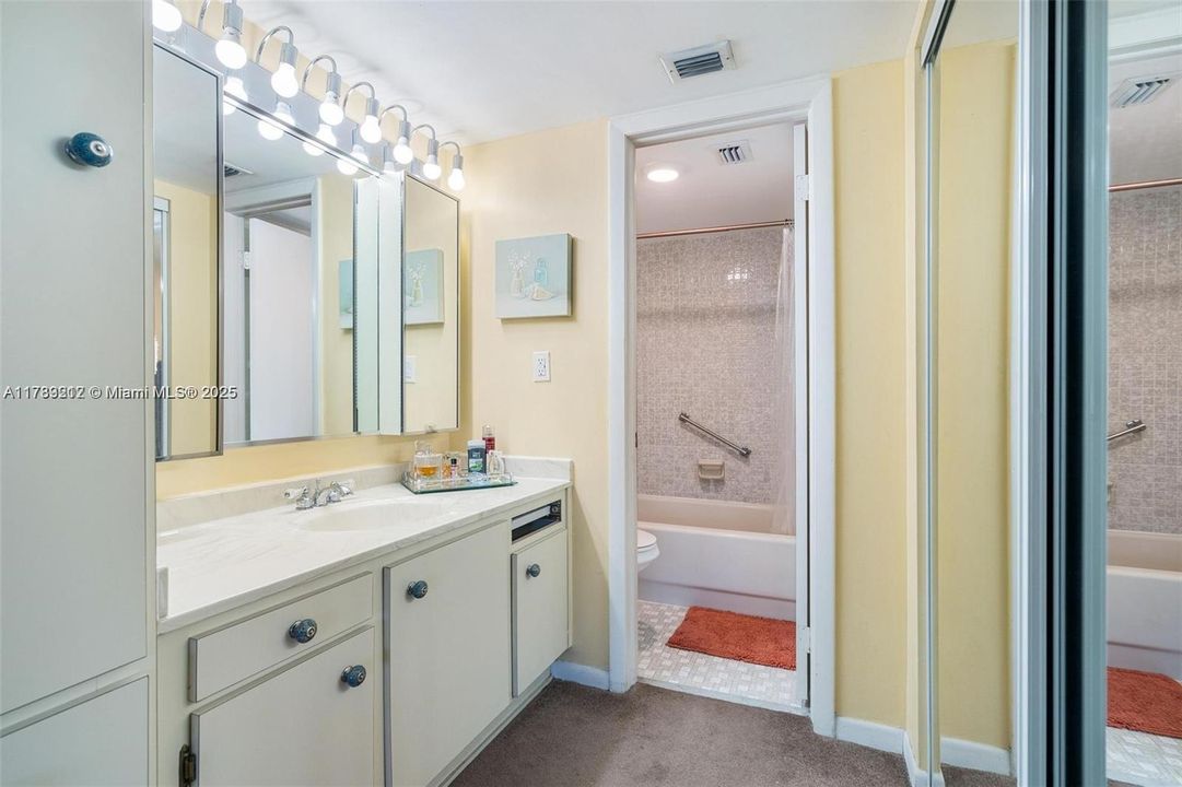 最近售出: $187,999 (2 贝兹, 2 浴室, 1021 平方英尺)