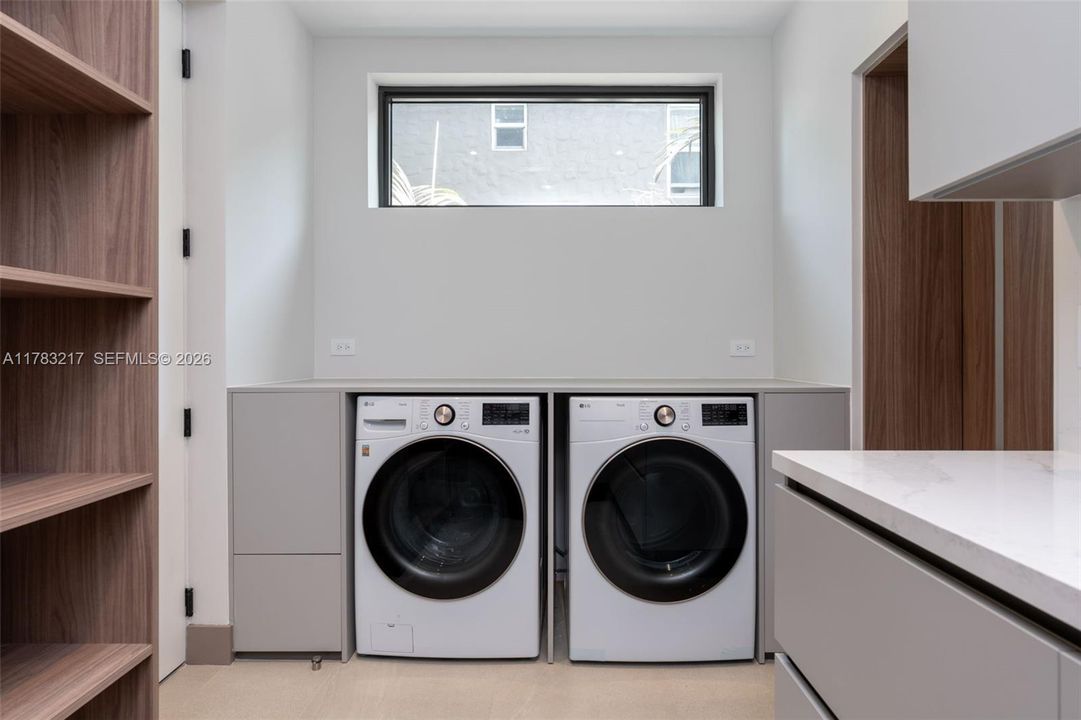 En Venta: $4,299,000 (4 camas, 4 baños, 3500 Pies cuadrados)