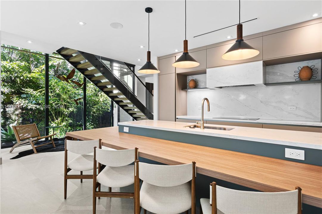 En Venta: $4,299,000 (4 camas, 4 baños, 3500 Pies cuadrados)