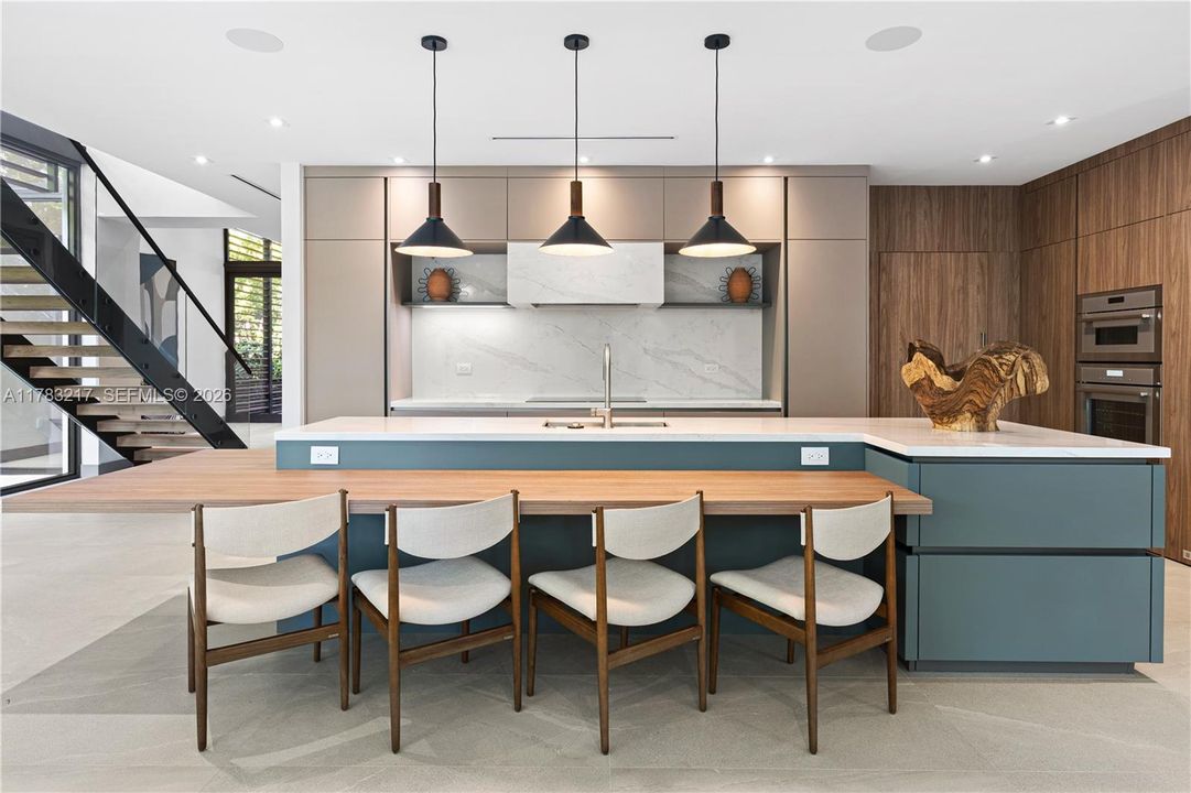 En Venta: $4,299,000 (4 camas, 4 baños, 3500 Pies cuadrados)