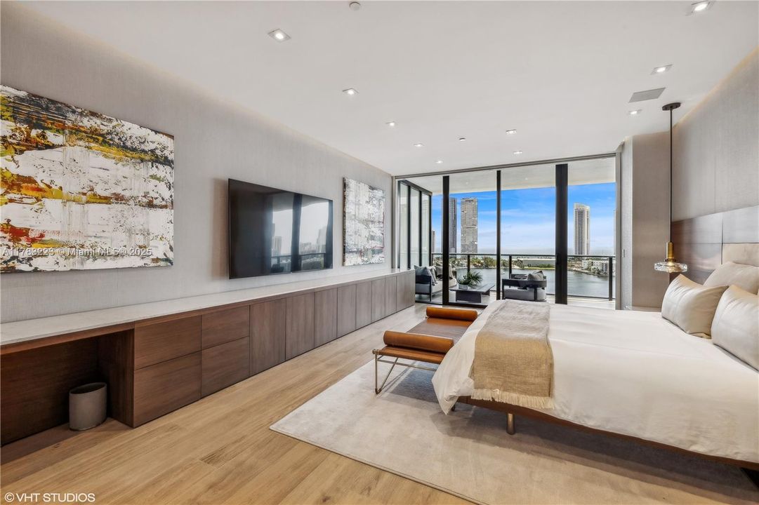 Recently Sold: $3,850,000 (4 beds, 4 baths, 2956 Square Feet)