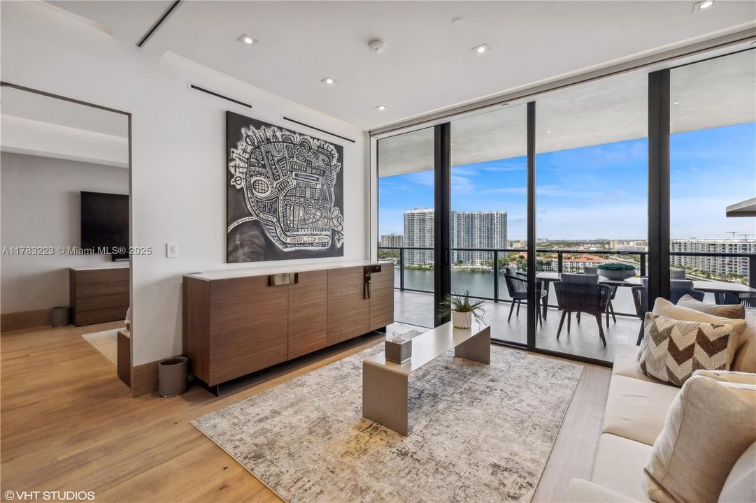 Recently Sold: $3,850,000 (4 beds, 4 baths, 2956 Square Feet)