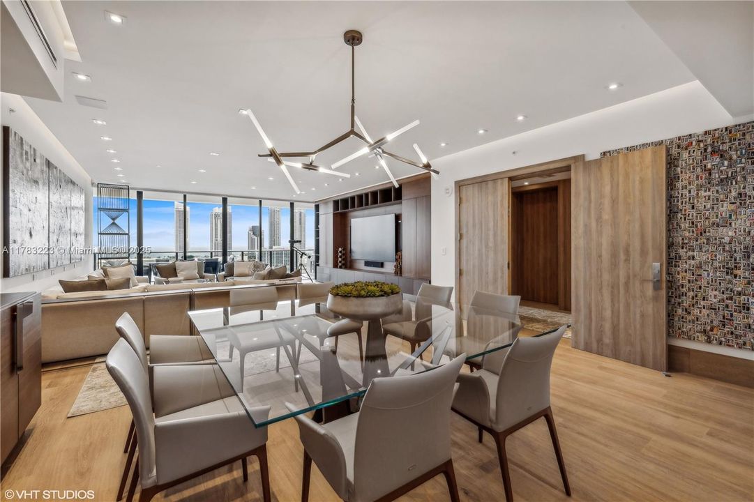 Recently Sold: $3,850,000 (4 beds, 4 baths, 2956 Square Feet)
