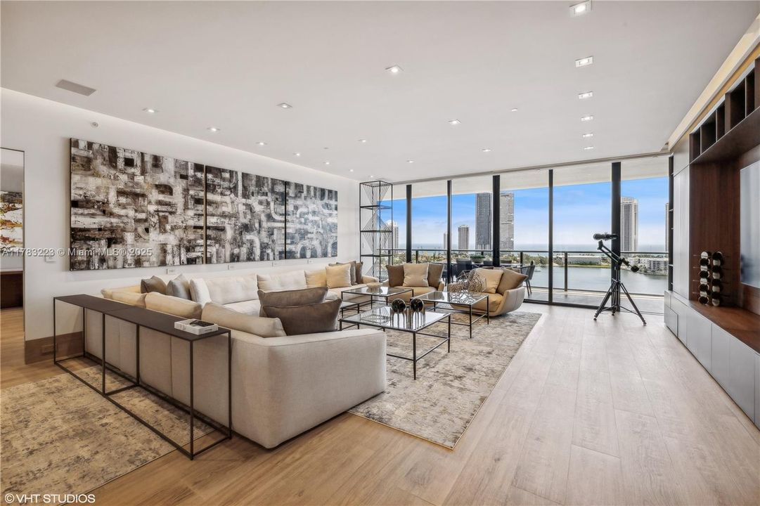 Recently Sold: $3,850,000 (4 beds, 4 baths, 2956 Square Feet)