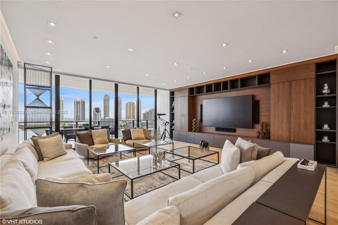 Recently Sold: $3,850,000 (4 beds, 4 baths, 2956 Square Feet)