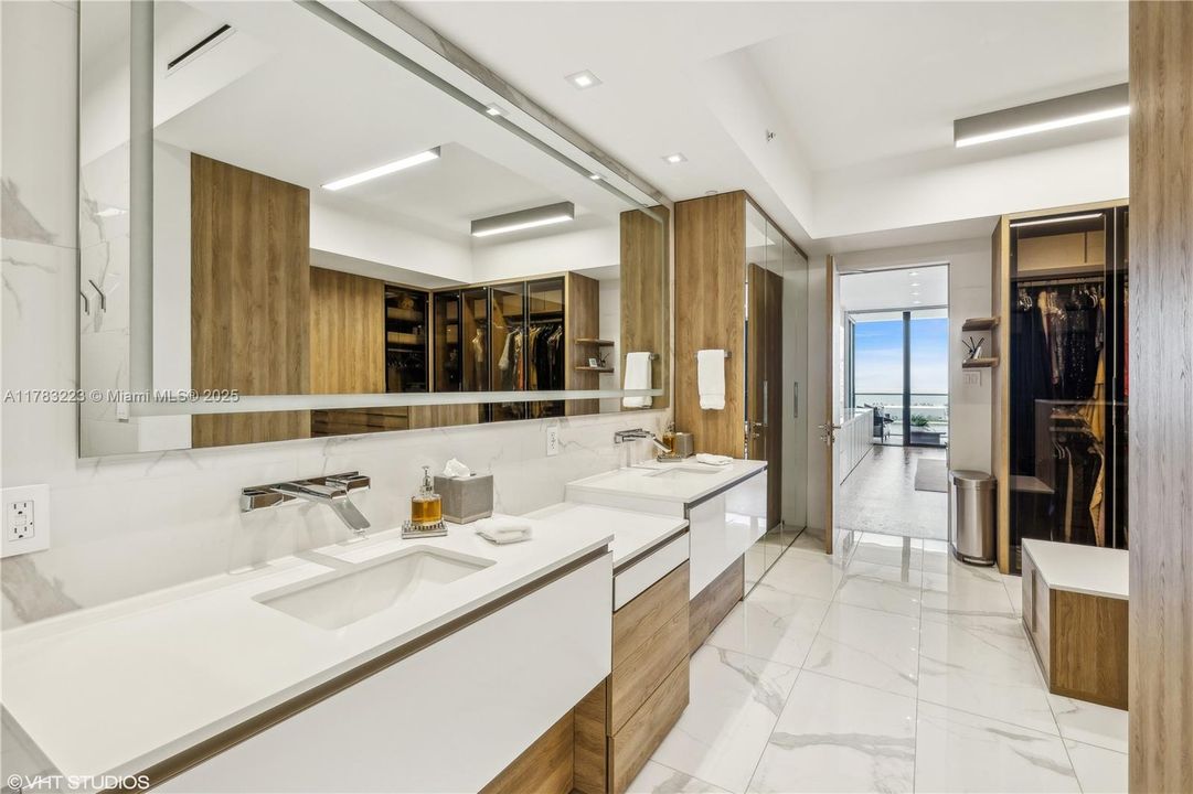 Recently Sold: $3,850,000 (4 beds, 4 baths, 2956 Square Feet)