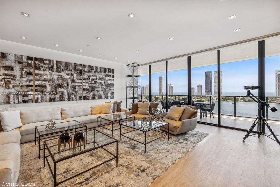 Recently Sold: $3,850,000 (4 beds, 4 baths, 2956 Square Feet)
