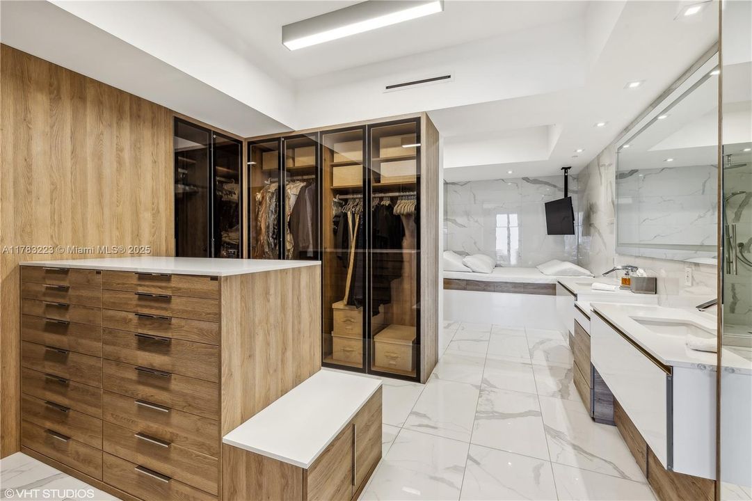 Recently Sold: $3,850,000 (4 beds, 4 baths, 2956 Square Feet)