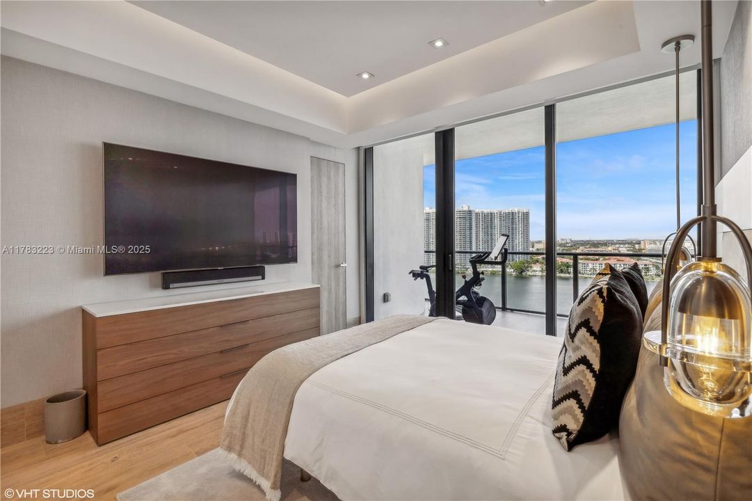 Recently Sold: $3,850,000 (4 beds, 4 baths, 2956 Square Feet)