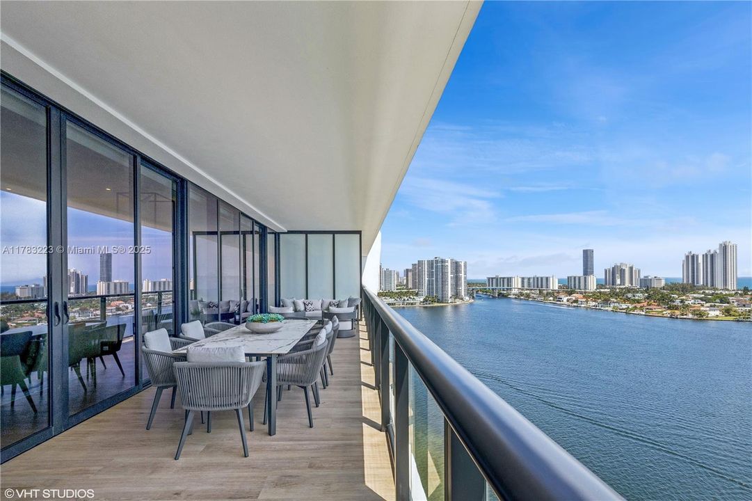 Recently Sold: $3,850,000 (4 beds, 4 baths, 2956 Square Feet)