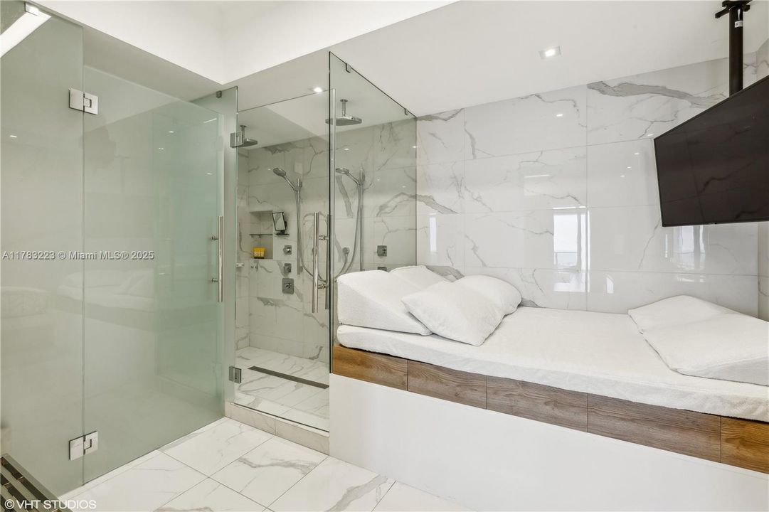 Recently Sold: $3,850,000 (4 beds, 4 baths, 2956 Square Feet)