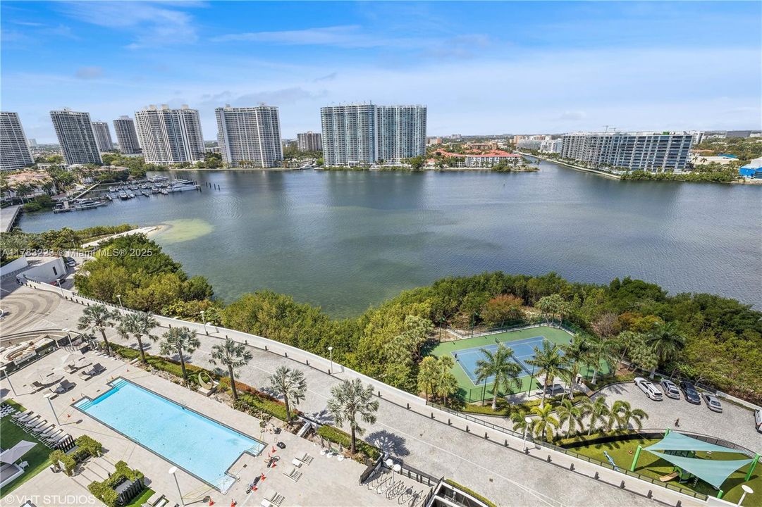 Recently Sold: $3,850,000 (4 beds, 4 baths, 2956 Square Feet)