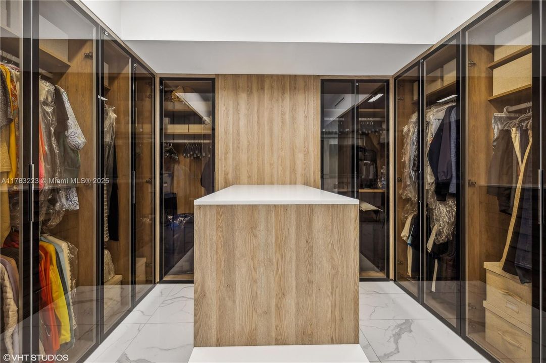 Recently Sold: $3,850,000 (4 beds, 4 baths, 2956 Square Feet)