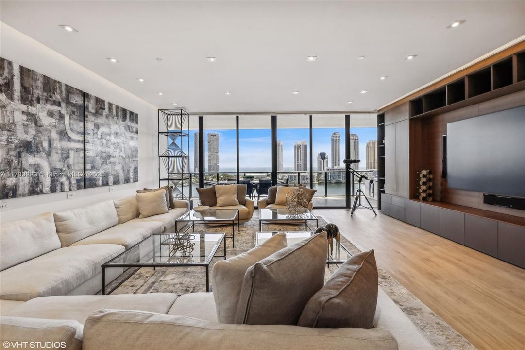 Recently Sold: $3,850,000 (4 beds, 4 baths, 2956 Square Feet)
