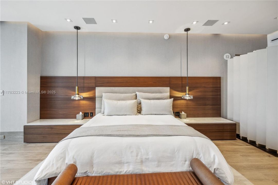 Recently Sold: $3,850,000 (4 beds, 4 baths, 2956 Square Feet)