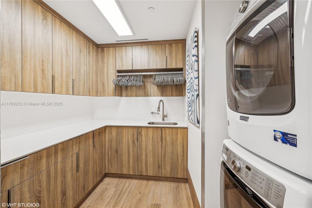 Recently Sold: $3,850,000 (4 beds, 4 baths, 2956 Square Feet)