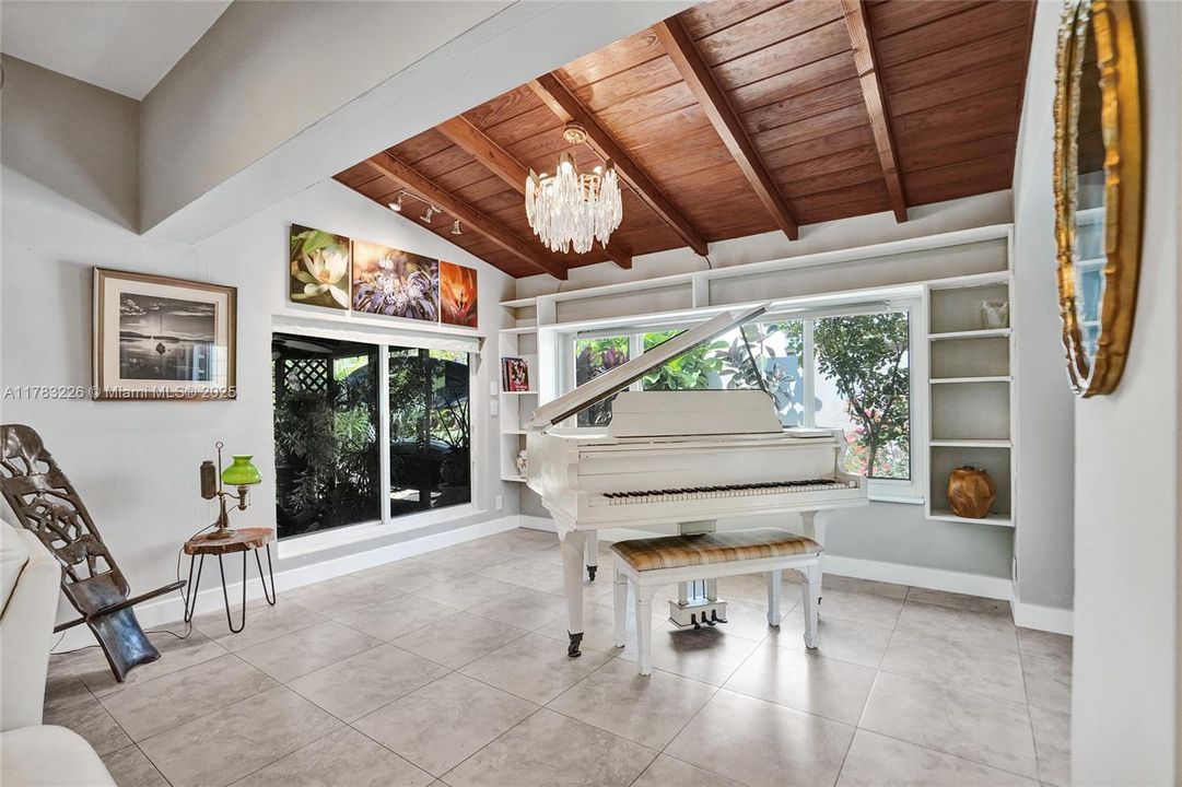 Recently Sold: $800,000 (3 beds, 1 baths, 1860 Square Feet)