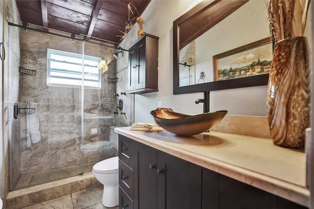 Recently Sold: $800,000 (3 beds, 1 baths, 1860 Square Feet)