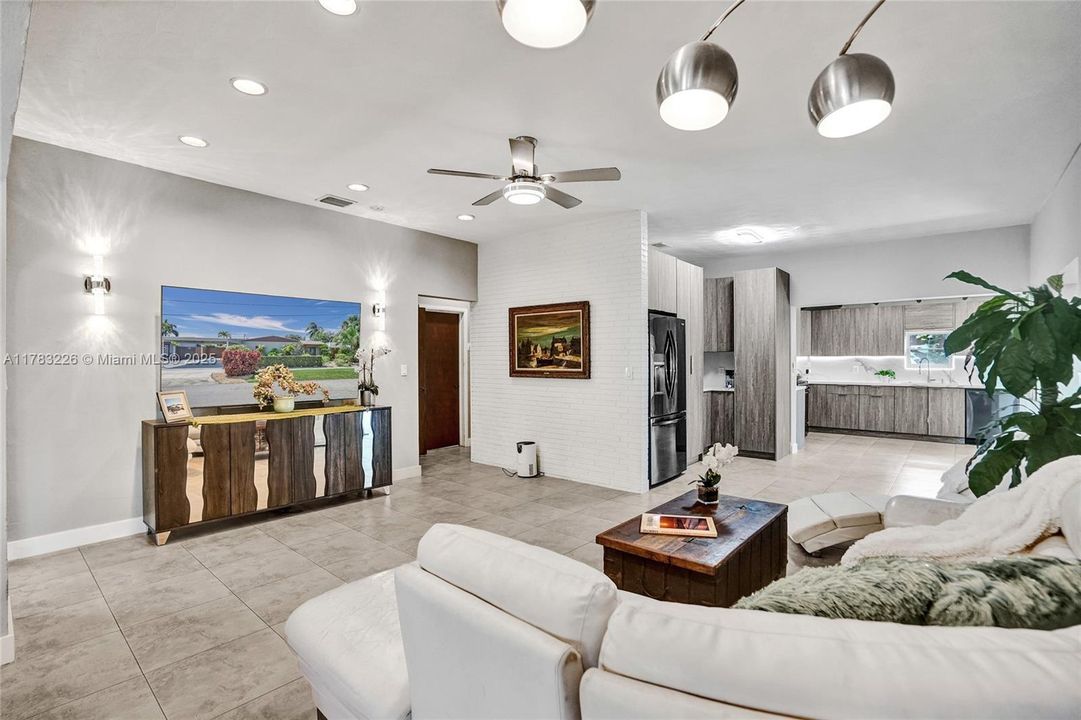 Recently Sold: $800,000 (3 beds, 1 baths, 1860 Square Feet)