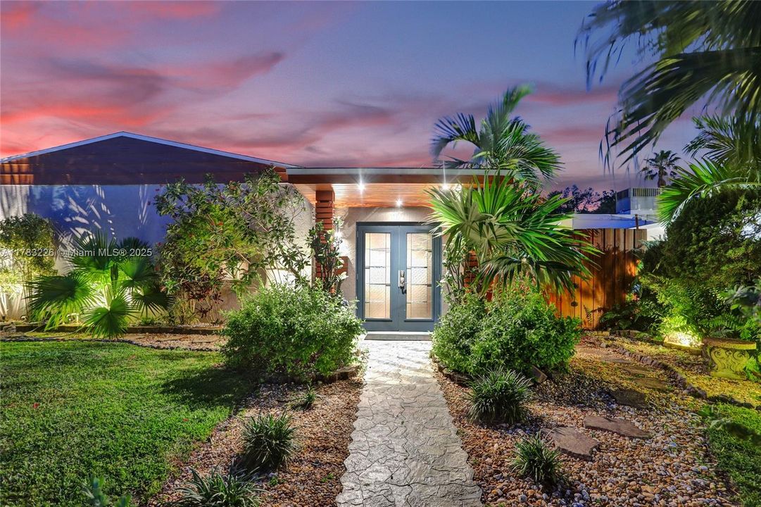 Recently Sold: $800,000 (3 beds, 1 baths, 1860 Square Feet)