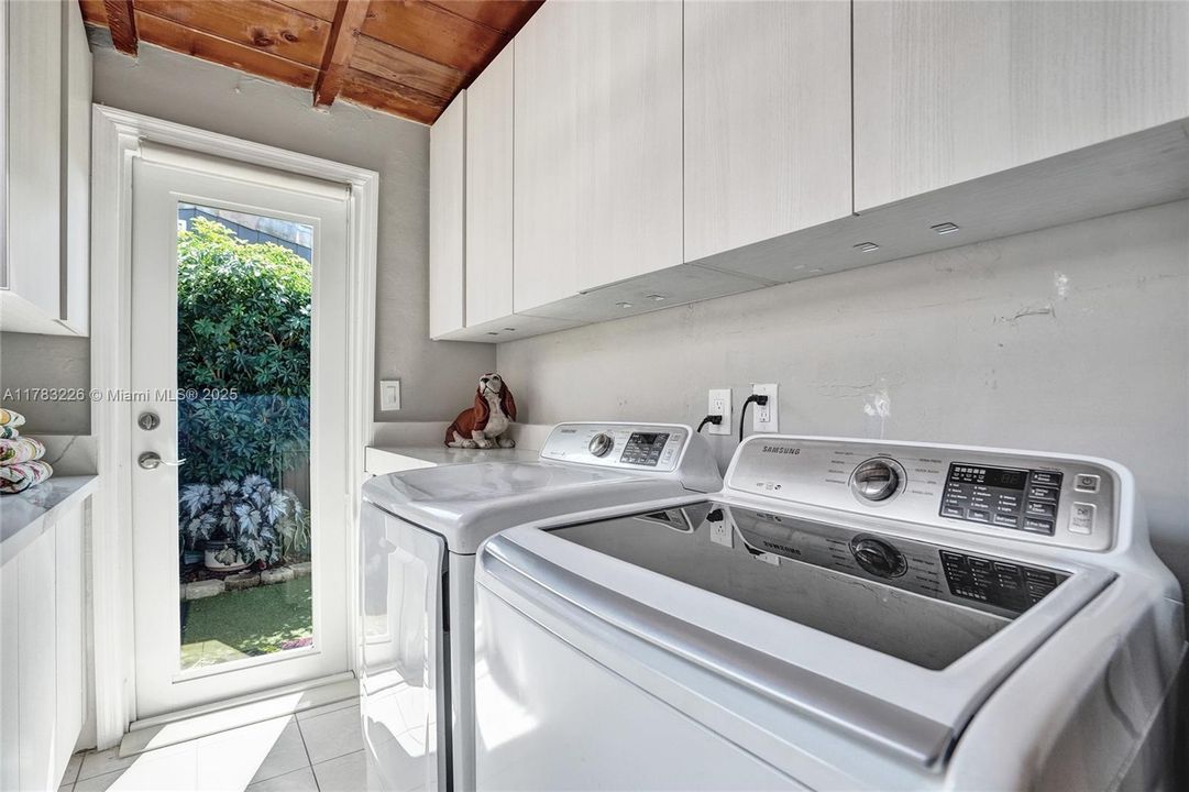 Recently Sold: $800,000 (3 beds, 1 baths, 1860 Square Feet)