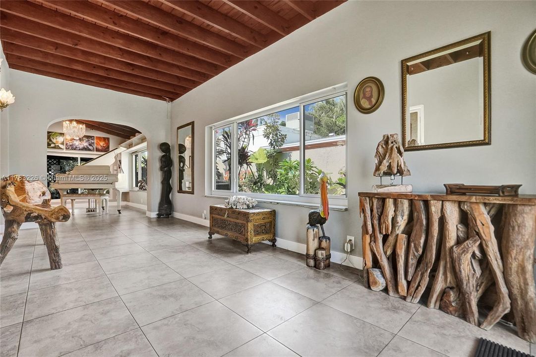 Recently Sold: $800,000 (3 beds, 1 baths, 1860 Square Feet)