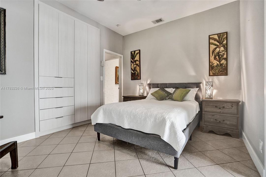 Recently Sold: $800,000 (3 beds, 1 baths, 1860 Square Feet)