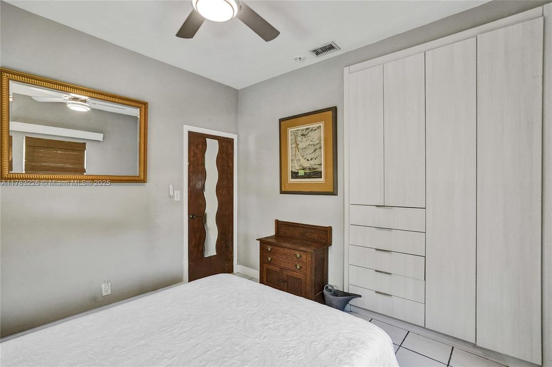 Recently Sold: $800,000 (3 beds, 1 baths, 1860 Square Feet)